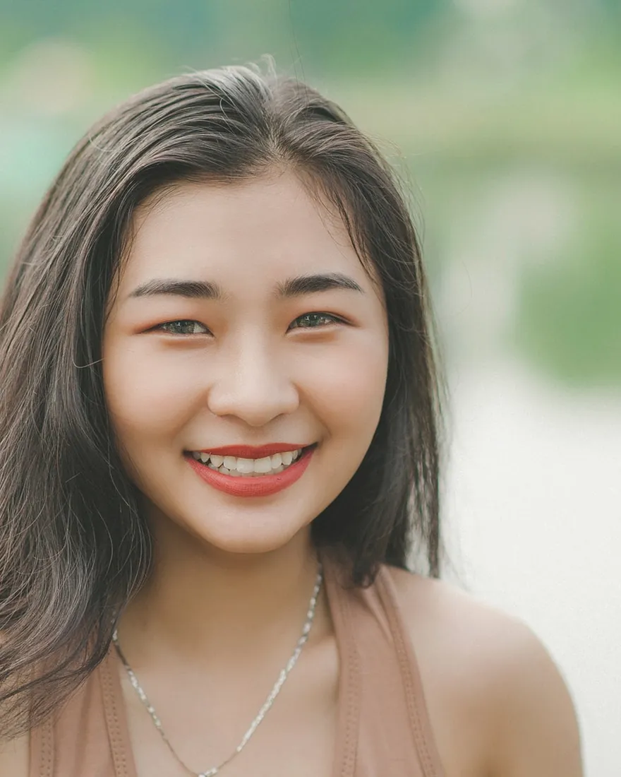 Smiling woman with a healthy, bright smile